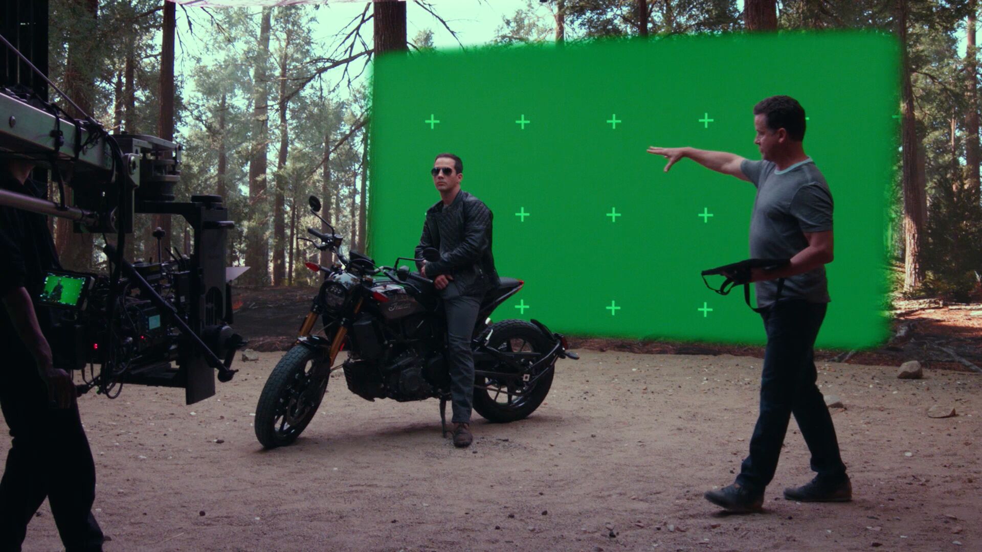 一个采用镜头内视效的场景，展示摄像机视图内的绿幕，但仍使用LED墙制作光照和反射